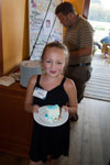 Anastasia, die Tochter von Polina ('Engel 07') bekam das erste Stück Torte
