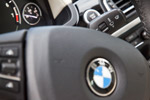 Blick durch das Lenkrad auf rechten Multifunktions-Wählhebel im BMW 760Li Individual (F02)