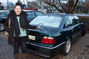 Cecilia ('Illumina666') mit ihrem BMW 750iL (E38)