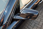 BMW Individual Hochglanz Shadowline mit entsprechend lackiertem Spiegeldreieck und lackierten B-Säulen