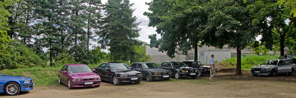 Fahrzeuge (v.l.n.r.) von 'Riedel Markus', 'Ulrich51', 'enrico_V8', 'Toti-E32', 'Carolus' und '7SW.'