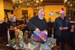 Rheinischer Weihnachts-Stammtisch, Mike ('Mike 56') mit seinem Geschenk
