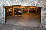 Tiefgarage des Hotels Lario, zugeparkt mit den 7er-BMWs der Teilnehmer