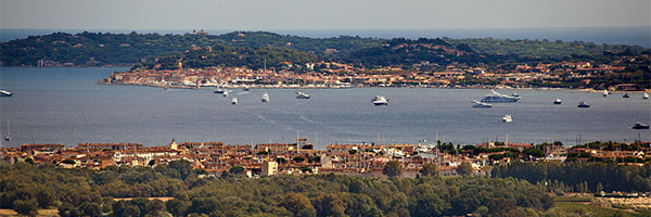 Saint-Tropez und der Golf von Saint-Tropez, gesehen von der Ruine des Schlosses der Grimaldi F&uuml;rsten in Grimaud