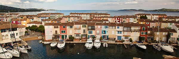 Blick &uuml;ber Port Grimaud, im Hintergrund der Golf von Saint-Tropez