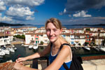 Viola ('*Phoebe*') &uuml;ber den D&auml;chern von Port Grimaud