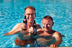 Christian ('Christian') und Horst ('Horsti') mit bayrischem Bier im Hotel-Swimmingpool