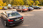 BMW 7er-Parkplatz beim 100. Rheinischen BMW 7er Stammtisch, vorne ein BMW 730Ld (F02) mit Sternfahrt-Kennzeichnung