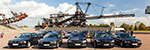 Gruppenfoto mit den teilnehmenden 7er-BMWs in der Arena der Ferropolis