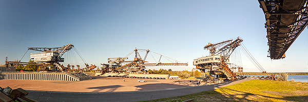 Panorama-Blick in die Ferropolis-Arena mit dem Mosquito Bagger, Gemini-Absetzer und Mad Max Bagger am späten Nachmittag