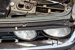 BMW 528i (E28): ein gelber Pfeil zeigt an, wo die Motorhaube zu entriegeln ist