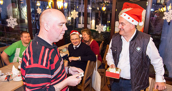 Rheinischer Weihnachts-Stammtisch im Dezember 2014: Organisator Rudi ('rednose') verloste die Wichtelgeschenke