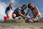 Robert, Harald und Brigitte beim Sandburgenbauen
