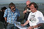 Jörg (links) zeigt Peter und Wolfram einen Prospekt von Erbans