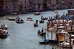 viel Verkehr auf dem Canale Grande in Venedig