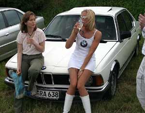 BMW E23 mit weiblicher Begleitung