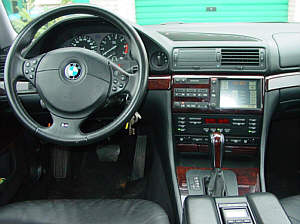 Cockpit mit Sportlenkrad im BMW 750i (E38) von Jochen Meretz