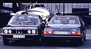 2 BMW 7er, Modell E23 vor Flugzeughalle