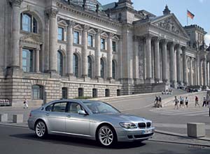Der BMW Hydrogen 7 in Berlin vor dem Reichstag