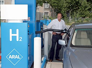 BMW Hydrogen 7 wird an einer Wasserstoff-Tankstelle in Berlin betankt