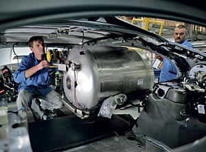 Produktion im BMW Werk Dingolfing: das Bild zeigt den Einbau des Wasserstofftanks in den BMW Hydrogen 7