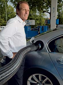 Der BMW Hydrogen 7 an einer CEP Wasserstoff-Tankstelle in Berlin