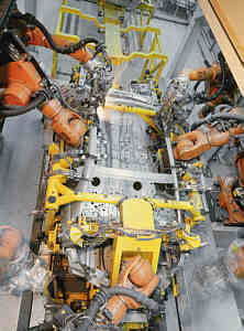 Vollautomatische Robotorstation verklebt und verschweißt den Seitenrahmen des 7er BMW (E65) mit dem Karosseriegerippe im Werk Dingolfing