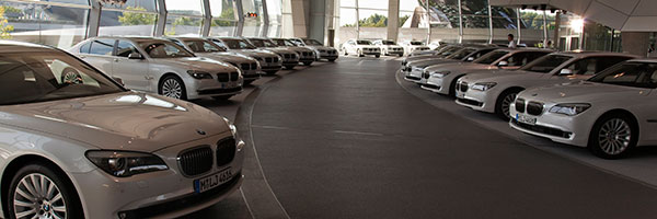 in der BMW Welt warteten mehrere BMW 760Li auf ihre Testfahrer