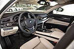 Blick in den Fahrerraum des BMW 760Li mit Leder auch auf dem Amaturenbrett