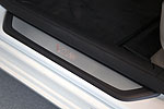 Einstiegsleiste im BMW 760Li mit beleuchtetem V12-Schriftzug