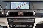 BMW 760Li, Mittelkonsole mit großen Navigationsbildschirm
