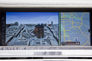 Navigationssystem im BMW 760Li mit 3D-Darstellung, hier die Frauenkirche in München