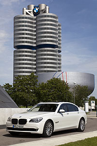 BMW 760Li an der BMW Welt, im Hintergrund die BMW-Konzernzentrale und das BMW Museum