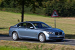 BMW ActiveHybrid 7 in exklusiver Exterieurfarbe 'Bluewater metallic', die für innovative BMW ActiveHybrid-Technik steht