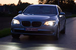 BMW ActiveHybrid 7: dank des Hochvoltspeichers stehen auch im Stand bei abgeschalteten Motor genug Energie u. a. für die Klima-Anlage zur Verfügung