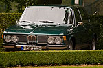 BMW 2500 aus dem Jahr 1975 am Schloss Wolfsbrunn