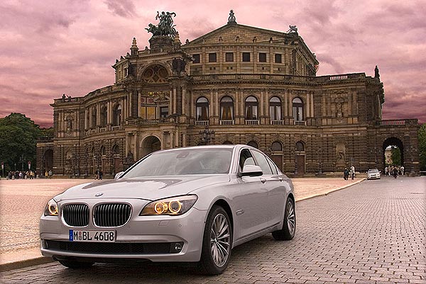 Unser Test BMW 730d vor der Semper Oper in Dresden
