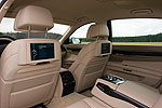 Blick in den Innenraum des BMW 750Li (F02) mit Fond-Entertainment-System