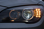 BMW 750Li, Schweinwerfer; das Tagfahrlicht ber die Corona-Ringe kann auf Wunsch per iDrive deaktiviert werden