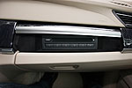 DVD-Wechsler ber dem Handschuhfach im BMW 750Li (F02)
