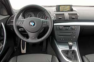 Cockpit BMW 130i mit iDrive-System