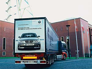 300 LKW mit reflektierender BMW 1er Werbung am Heck