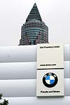 BMW Pavillon mit Frankfurter Messeturm im Hintergrund