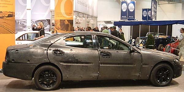 der Mercedes-Benz W221 startet erst m Herbst 2005, deswegen nur im "Tarnkleid"
