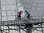 BMW X5 Online Kampagne Extreme Sightseeing: Biken auf dem Dach des Olympiastadions Mnchen
