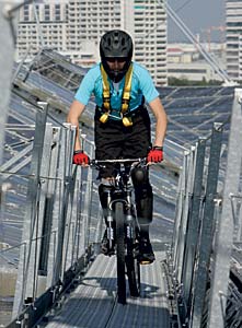 BMW X5 Online Kampagne Extreme Sightseeing: Der Entertainer KJ Deuser fhrt auf dem Dach des Olympiastadions Mnchen