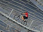 BMW X5 Online Kampagne Extreme Sightseeing: Extrembiker Igor Obu auf dem Dach des Olympiastadions Mnchen