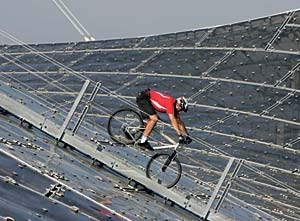 BMW X5 Online Kampagne Extreme Sightseeing: Extrembiker Igor Obu auf dem Dach des Olympiastadions Mnchen