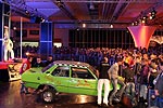 mit vereinten Kräften wird der defekte Opel Ascona aus der Halle gebracht