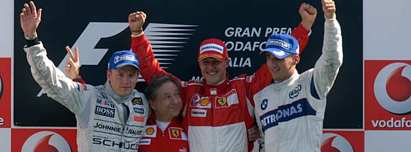 Siegerehrung in Monza: Kimi Rikknen, Ross Brawn, Michael Schumacher und Robert Kubica 